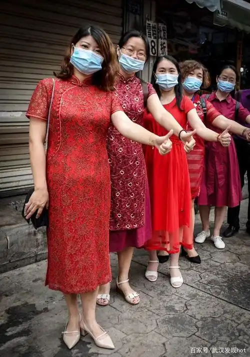 乘风破浪的考生妈妈们穿旗袍预祝旗开得胜