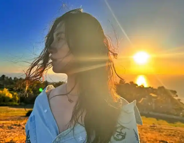 宋佳外出旅游展现随性优雅之美