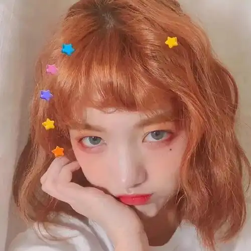 如果你的头发是棕色的话,染一款偏棕调的脏橘色无需漂发,害怕漂色太伤