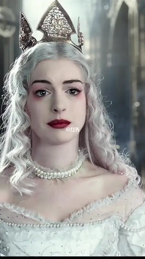 你们是更喜欢爱丽丝梦游仙境里的白皇后还是红皇后呢