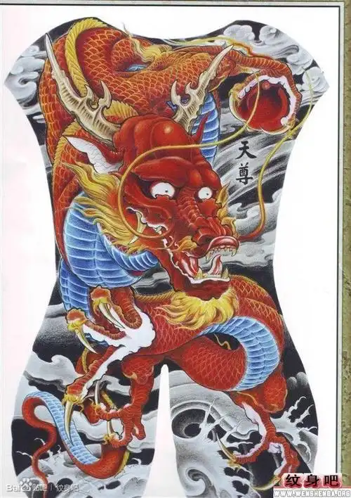 满背彩色龙纹身作品