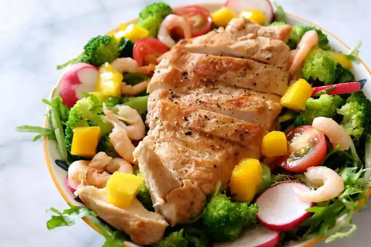 香煎鸡胸肉沙拉色彩丰富营养健康一个人吃一盘色香味俱全