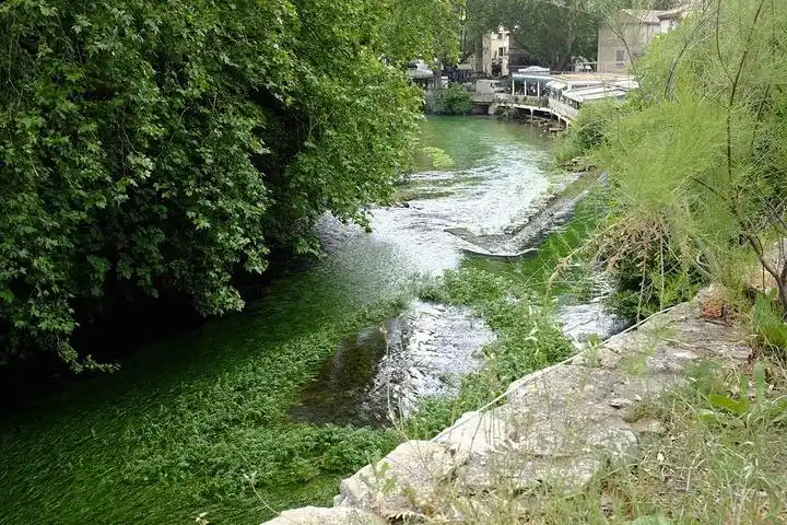 过了这座桥就抵达了泉水小镇