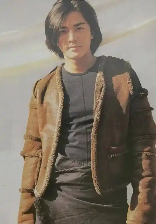 郑伊健是唯一一个留着长发的帅哥男神,唱歌时甜美的笑容让人认不出来