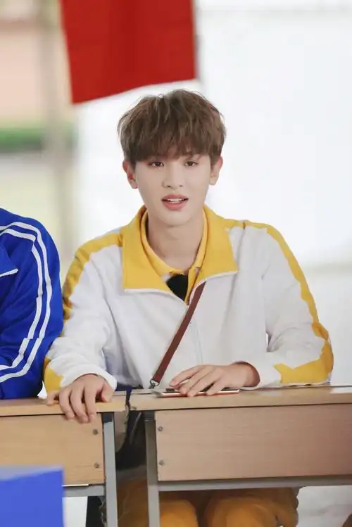 黄明昊的flag立了个寂寞#白天的@jjjustin0219:身穿明黄色校服背着