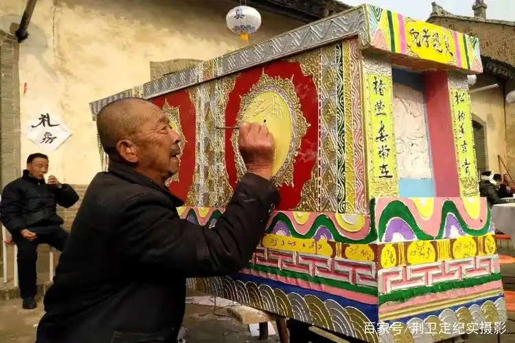 山西农村"画棺材"老艺人,24小时不休息,看画的棺材成啥样
