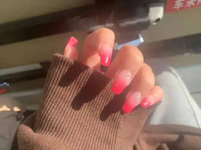 美甲渐变玫红甲