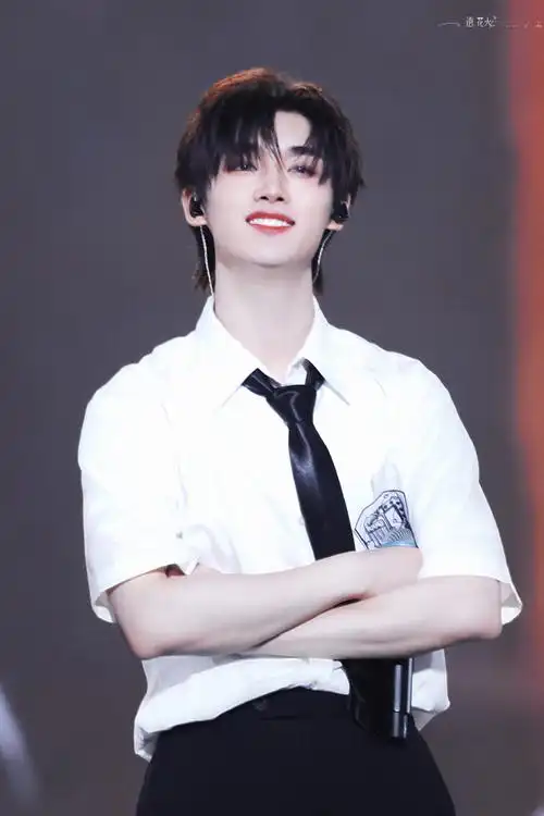 我们是彼此的星星和月亮#    抱抱我的小朋友    @时代少年团-丁程鑫