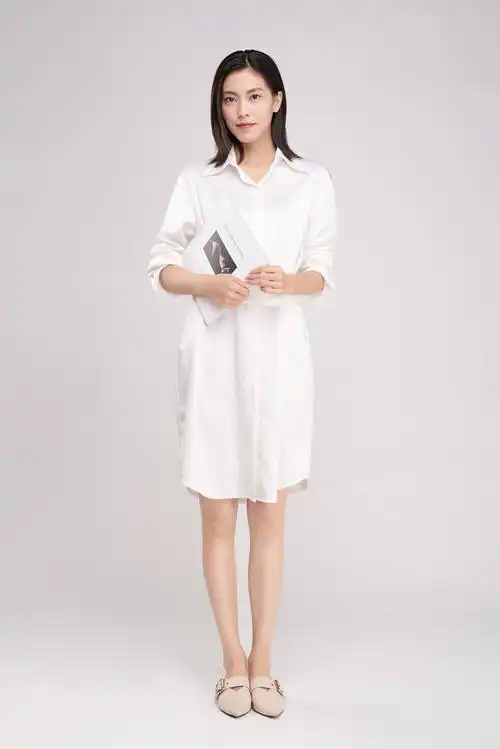 白色连衣裙少女全身像背景图片