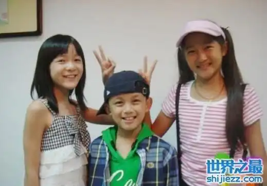 那个时候吴磊还是个小弟弟,个子也没有关晓彤和徐娇那么高,两位女童星