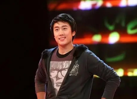 他的父亲是香港众多隐形富豪之一陈崇伟,被称为香港"珠宝大亨".