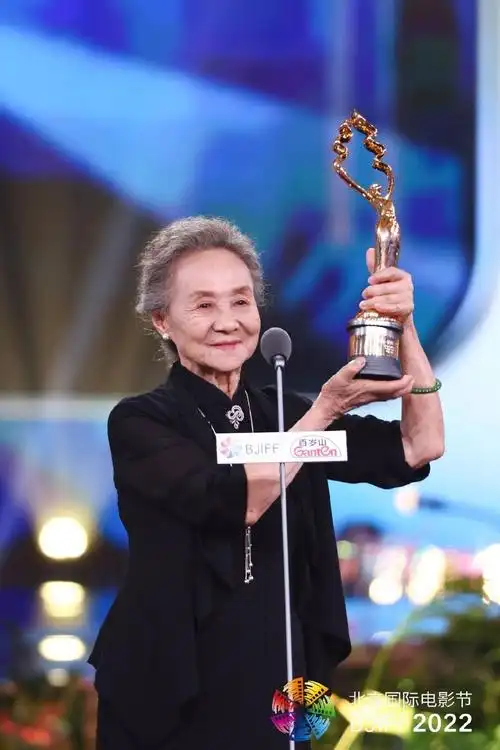 80多岁才得"影后"的三位女演员,有两位已经去世,一位84岁封后__财经