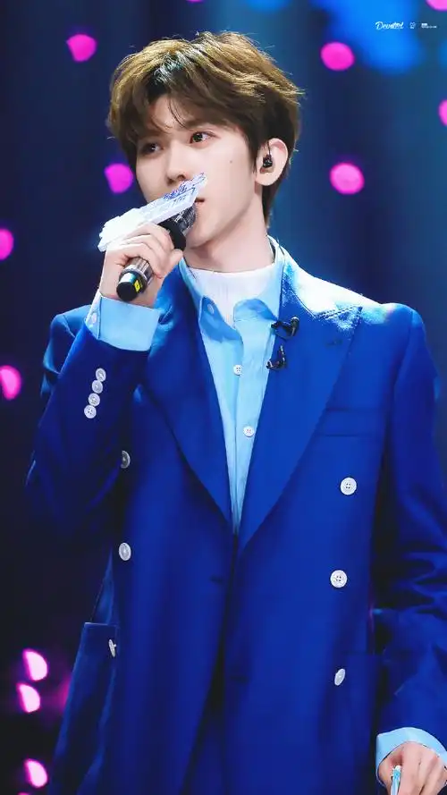 蔡徐坤蓝色西装