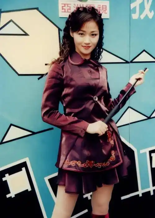 "香港第一美腿"万绮雯,曾非甄子丹不嫁,现在终获幸福_吕颂贤_女友