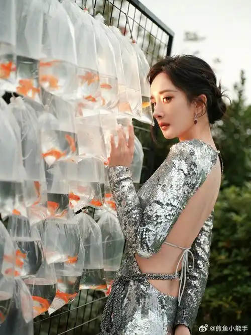 杨幂银色流光露背长裙##杨幂的腰窝好深