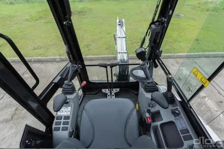 天寒地冻山猫驾驶室真香