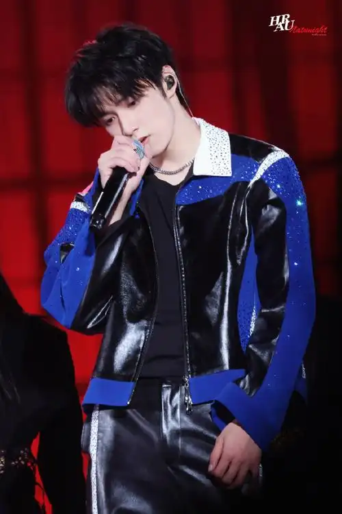 重庆第二场的刘耀文,这个真喷不了,24k纯帅.