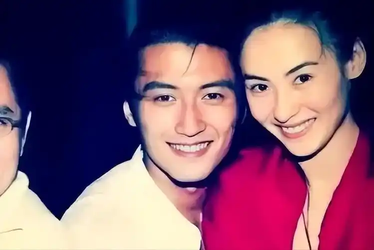 原创张柏芝孙东海现身泳池她穿黑衣笑容甜蜜男方与3娃互动显拘谨