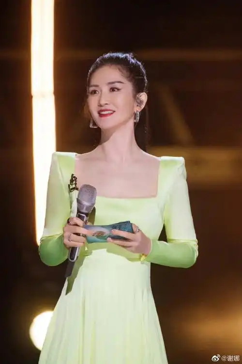 谢娜乘风破浪金色礼服造型