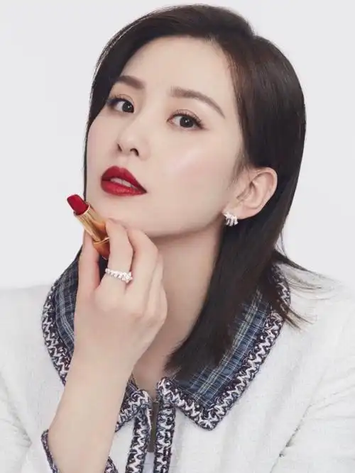 娱乐圈很多女明星不仅有和刘诗诗神似的地方,而且连普通路人都会有