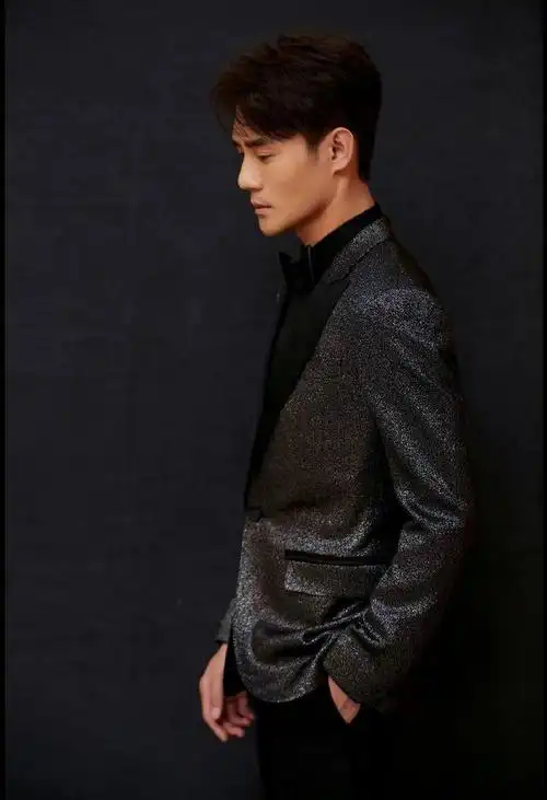 26我国著名演员王凯作为欧乐b品牌代言人,身着保罗史密斯西服套装