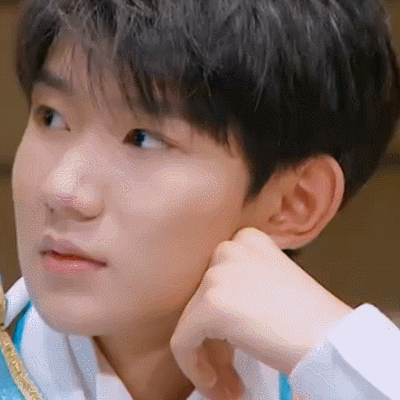 tfboys组合王源托腮的样子真帅gif动图_动态图_表情包下载_soogif
