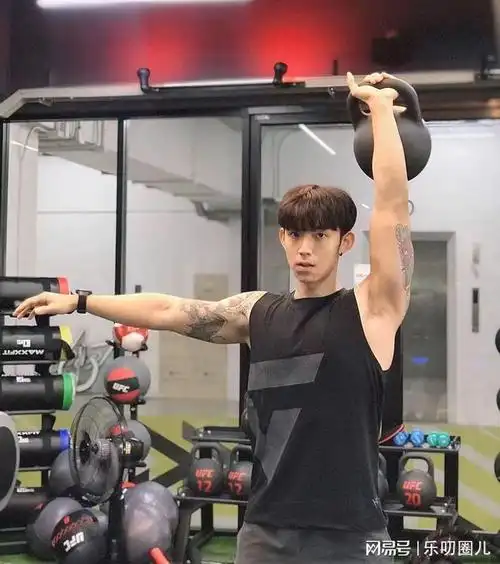 奶萌帅气的脸蛋 质感精壮的肌肉,上演反差感|牛仔外套|郭俊辰_网易