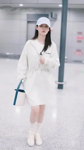 李沁也会穿错?齐膝连衣裙配筒袜腿短了一大截,直接矮成155cm!