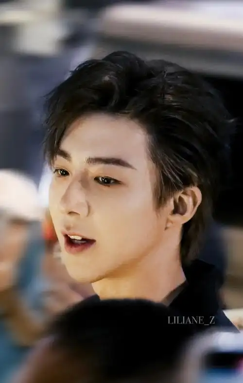 刘宇宁冒雨打卡粉丝应援