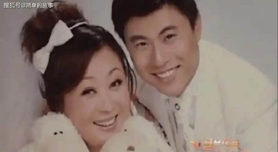 张海燕开玩笑说不会放的别人的照片吧,张倬闻动了动还跟她挥了挥手