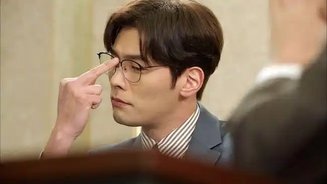 扶眼镜小动作看出你的性格