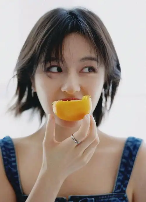 李兰迪穿露腰裙手捧香橙 笑眼弯弯灵动俏皮_高清图集_新浪网