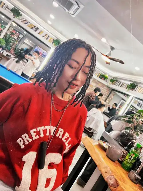 dreadlocks#隐巷barbershop设计师小姐姐,只留了莫西干范围,制作60根