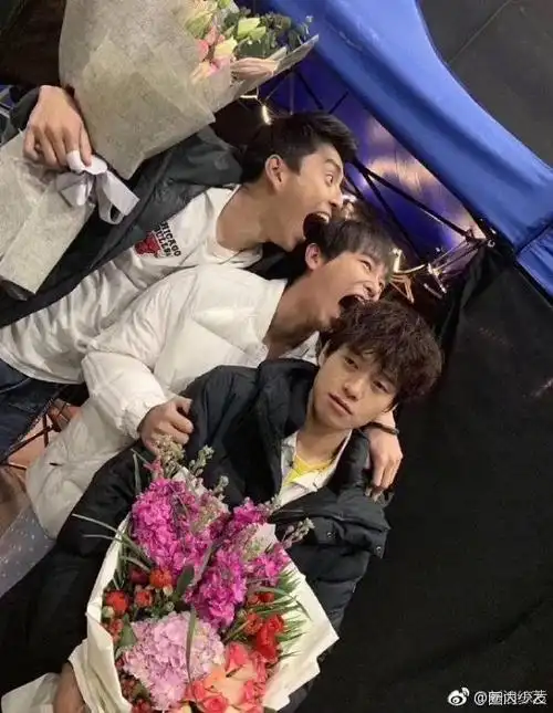 哈哈哈哈这什么魔鬼表情包沙雕兄弟的吃孩子升级版来了