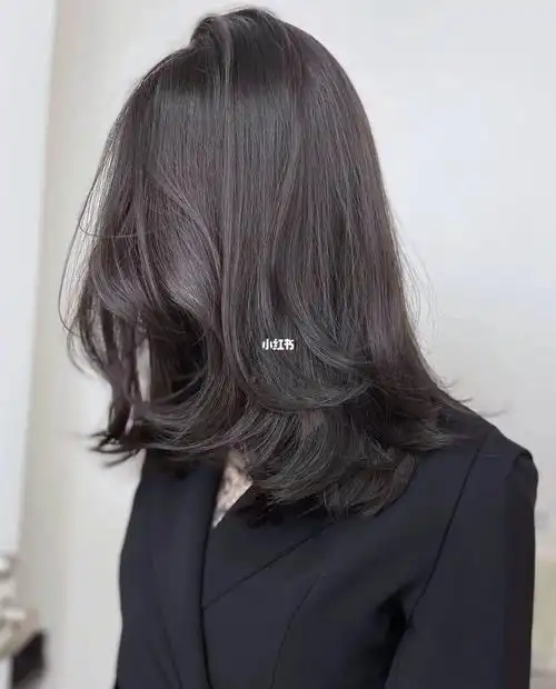 的黑茶色 就是不错的选择 低调显白 不一样的灯光呈现不一样的颜色