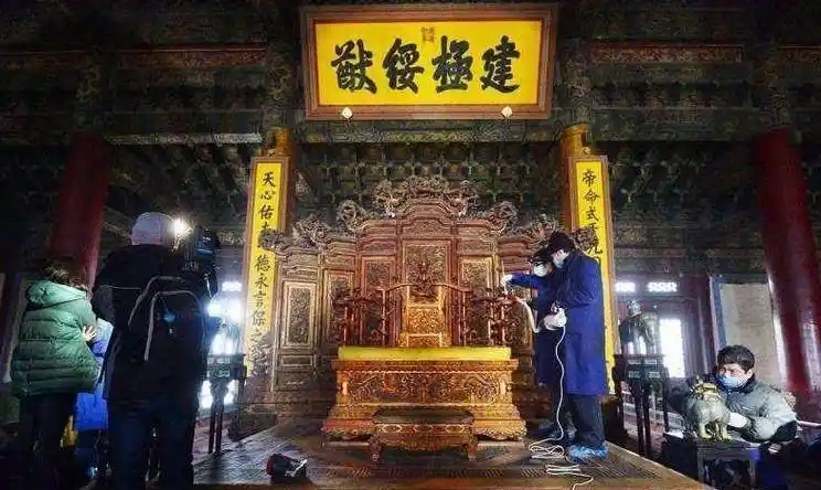 坐那把龙椅不好看,可康熙皇帝8岁登基依然坐上龙椅,可以看出座龙椅与