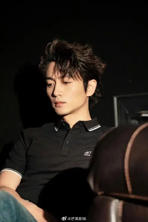 有没有头发都是帅哥,陈晓新剧今日开机,剃光头的陈晓五官更加突出了