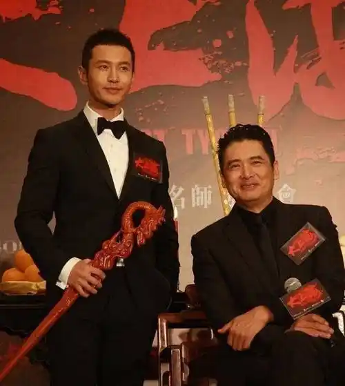 被指身高180cm是垫了增高鞋垫,黄晓明晒脚背照回应:脚受过伤_周润发