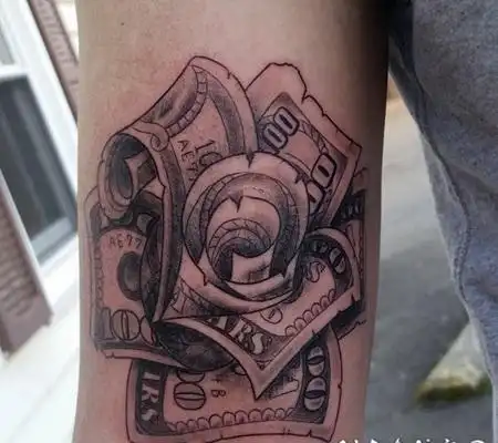 手臂上玫瑰形钞票纹身图案