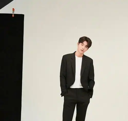 188cm南柱赫,搭配一套黑色造型,身材比例优越!