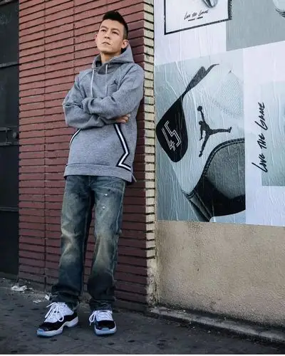 陈冠希最爱还是牛仔裤搭球鞋