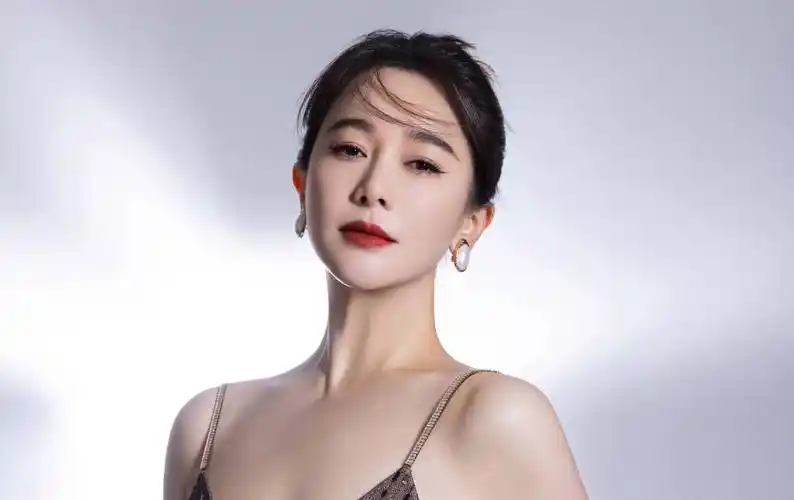 近日,演员左小青参加2023国剧盛典的造型图释出,照片中,左小青一抹