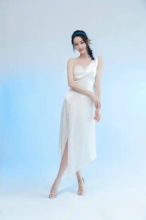 迪丽热巴太聪明了,穿小白裙还坚持"藏一半,露一半",真新潮_造型_衣服