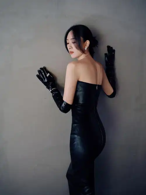 童瑶超话演员@童瑶即将出席2023#elle风尚大典#,一身黑皮裙展现先锋