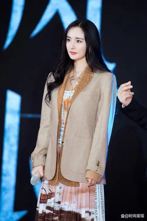 在当下的时尚潮流中,杨幂一直以其独特的穿搭风格引领着潮流的方向.
