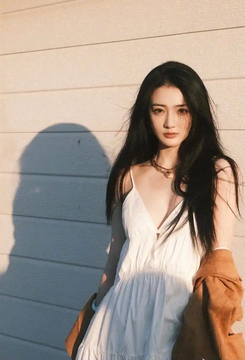 徐璐的一组美照曝光,她身材吊带小白裙身材吸睛,披散黑色长发清 - 抖