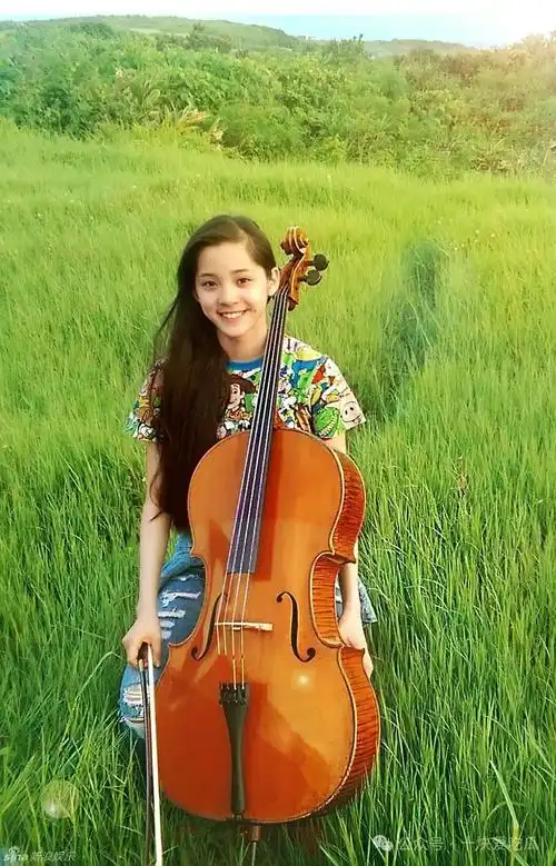 欧阳娜娜,必然绕不开「天才大提琴少女」这个标签,有一说一,十几岁的