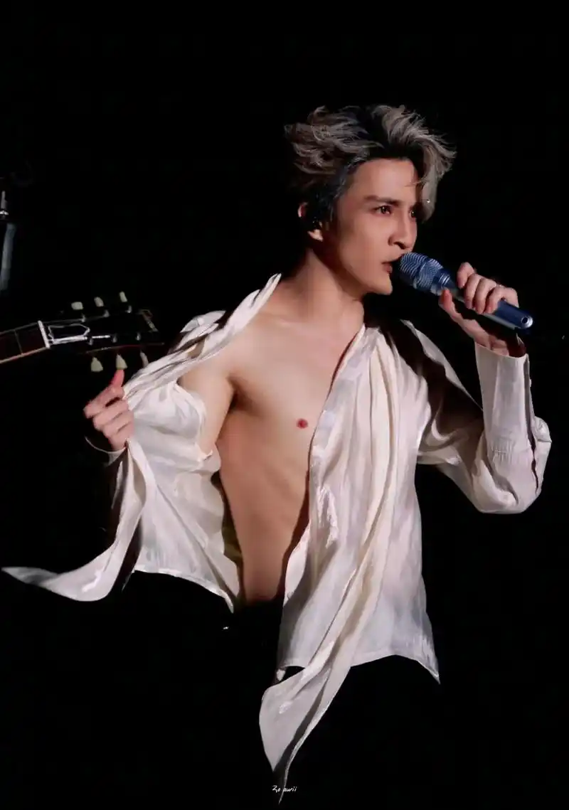 限定白马王子#薛之谦  #谦友 #白发 - 抖音