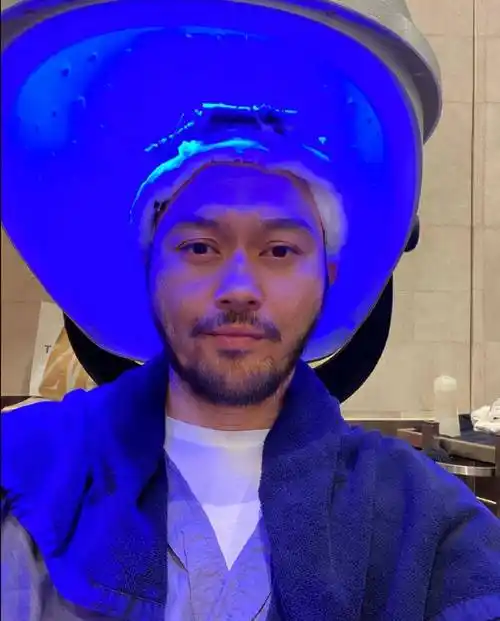 原创张智霖发自拍直言想剪短发被身后袁咏仪抢镜网友表示别让靓靓剪