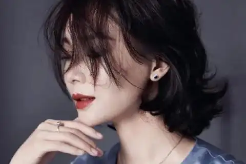 女人的鬓角有痣有什么含义?